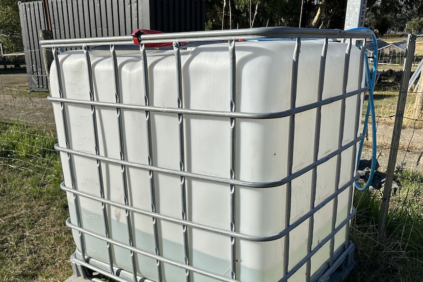 Large volume portable liquids tank in a paddock.