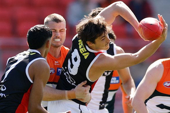 Steele shovels the ball out to Wanganeen-Milera while they were teammates at St Kilda.