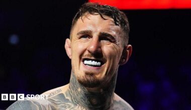 Tom Aspinall shows his gumshield