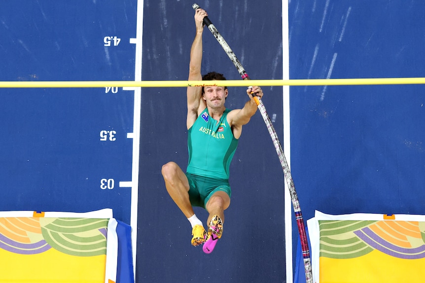 Kurtis Marschall competing in the pole vault at the World Athletics Indoor Championships.