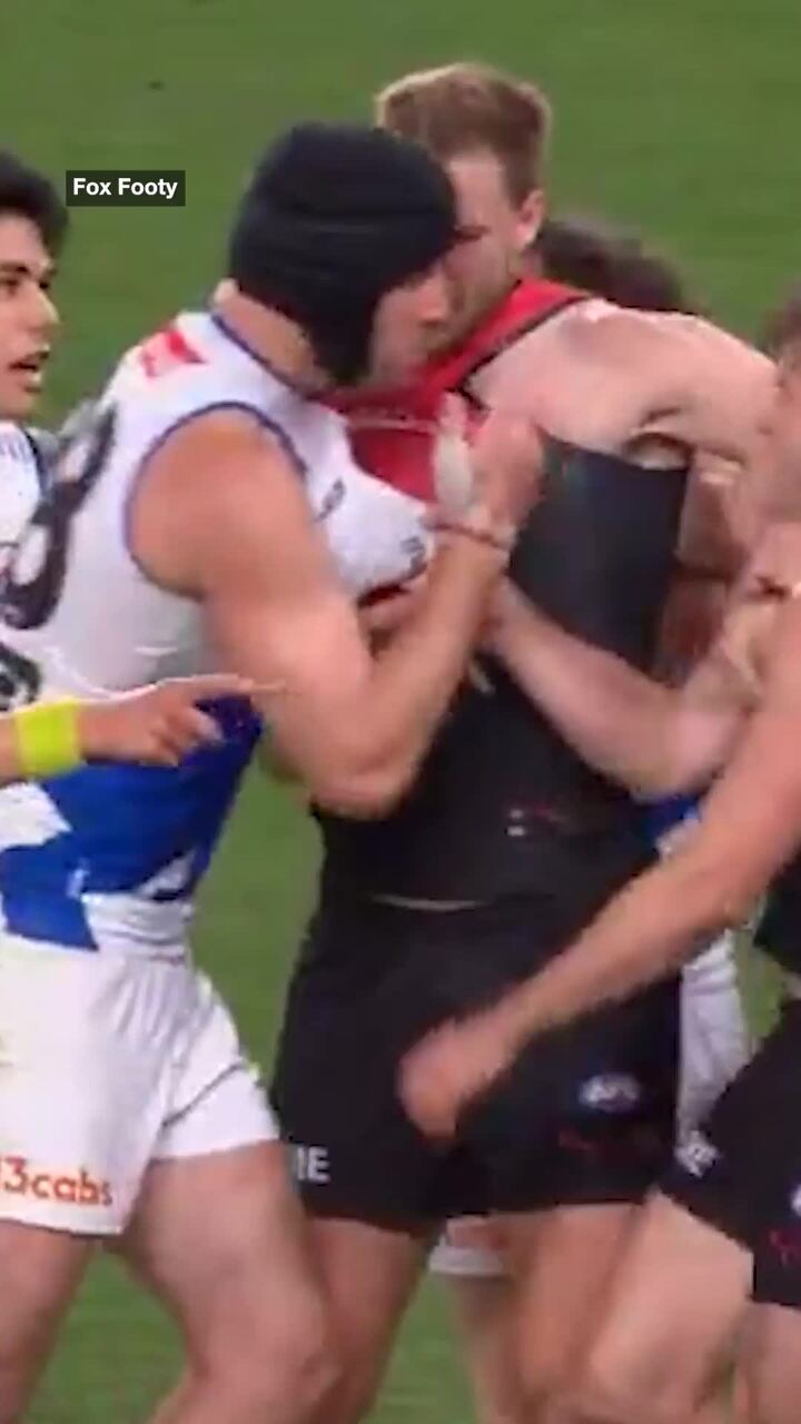 Roos ruckman wipes blood on Bomber