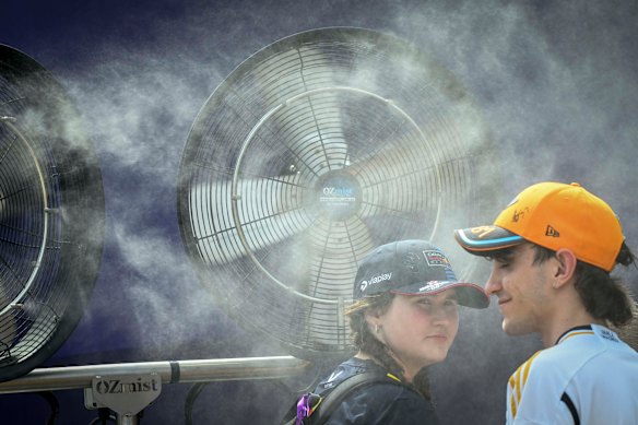 F1 fans keeping cool at Albert Park.