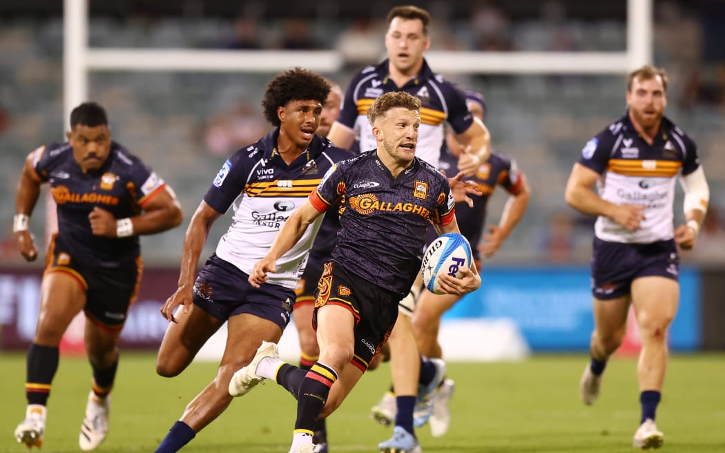 CANBERRA, AUSTRALIA - MARCH 20: Damian McKenzie of the Chiefs makes a line break during the round six Super Rugby match between ACT Brumbies and Chiefs at GIO Stadium, on March 20, 2026, in Canberra, Australia. (Photo by Mark Nolan/Getty Images)