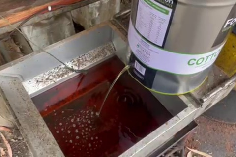 A main draining cooking oil