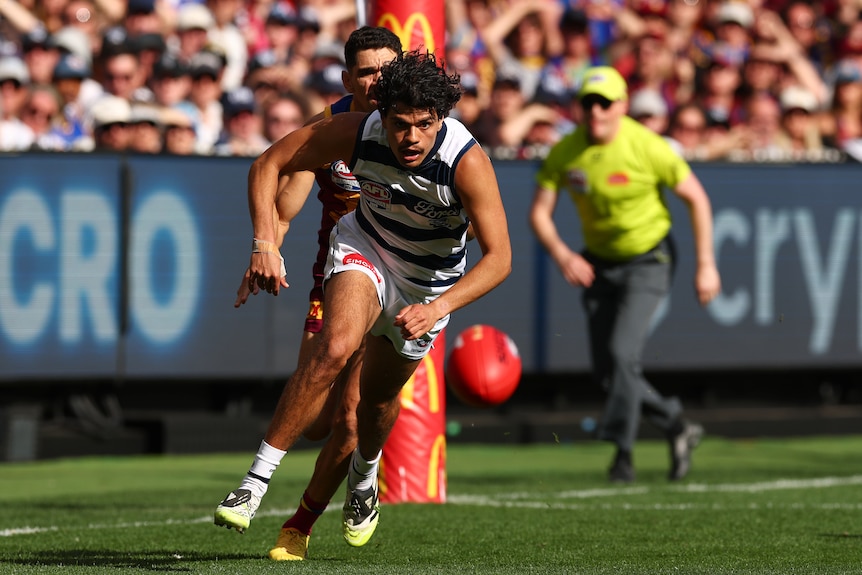 Lawson Humphries chases a loose football