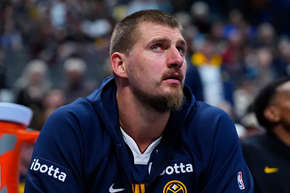 Denver Nuggets center Nikola Jokic (15) watches from the bench.© Ron Chenoy-Imagn Images