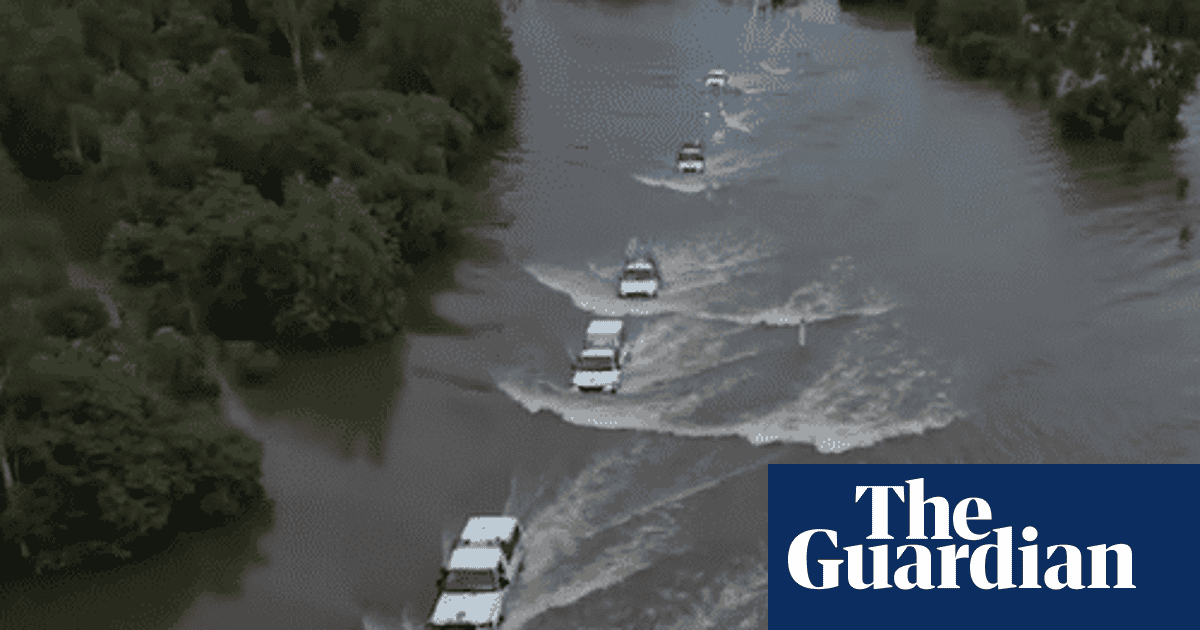 NT cop Ben Parfitt rescued 27 schoolchildren from a flooded caravan park. Then he made headlines for saving a dog | Flooding