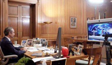 Mitsotakis seeks to reassure diaspora after delaying Australia visit