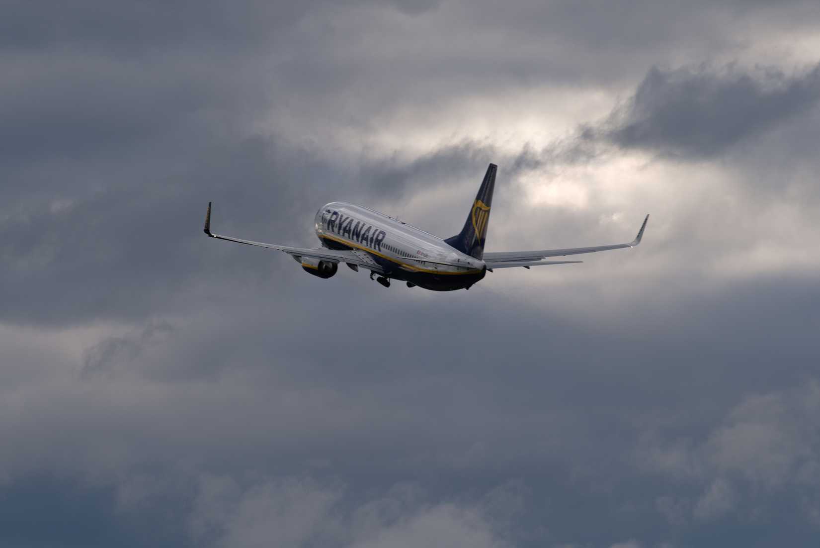 Ryanair Boeing 737-8AS taking off EI-EXE