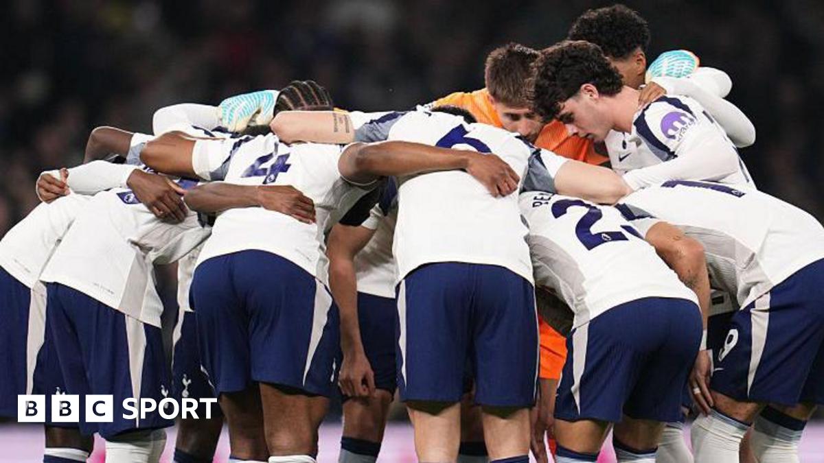 Tottenham players in a huddle