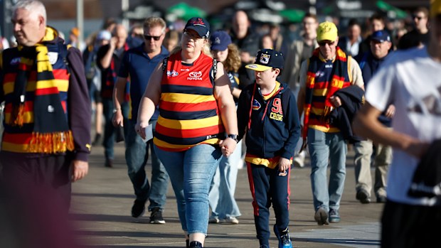 Fans arrive for Gather Round.