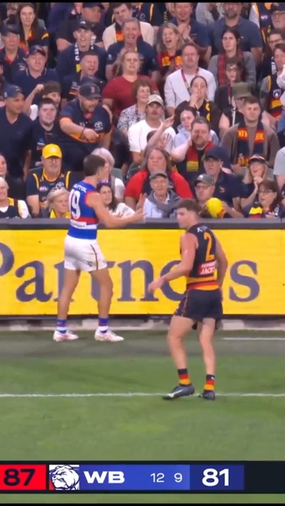 Crows star tells spectator not to hand ball back
