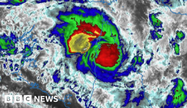 Cyclone Narelle: Severe flooding expected as storm hits Queensland - BBC