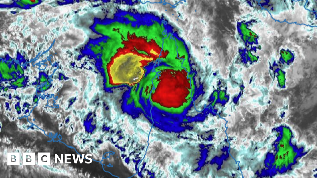 Cyclone Narelle: Severe flooding expected as storm hits Queensland - BBC