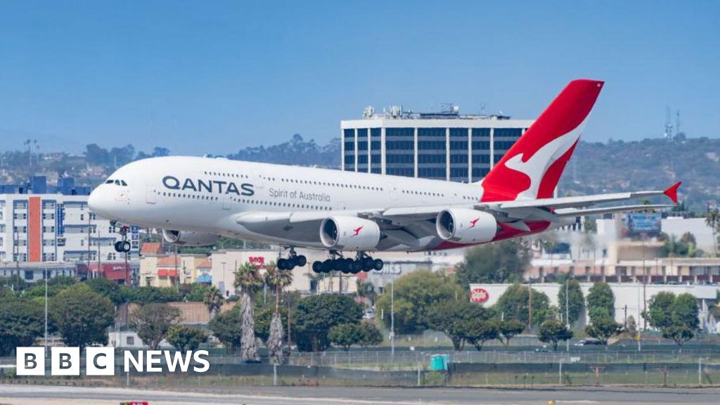 Qantas agrees to pay $74m over Covid-19 travel voucher refunds - BBC