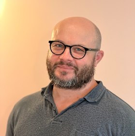 Lawyer Michael Bates has offered to represent Kathy Pope pro bono in her dispute with Gina Rinehart.