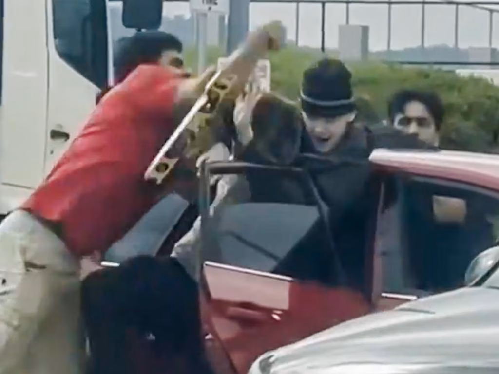 Driver uses spirit level to fight off would-be carjackers - Herald Sun