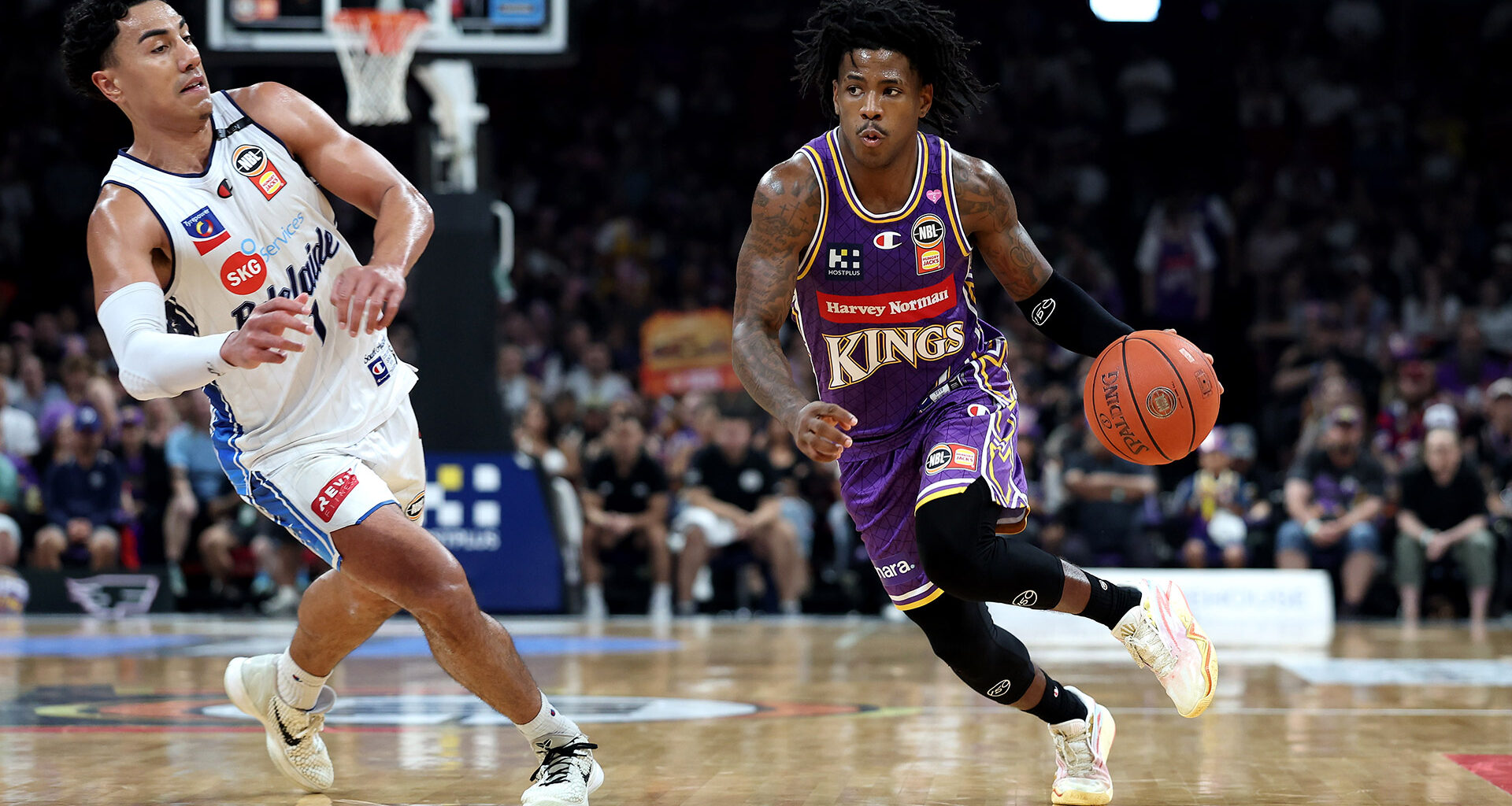 Davis lifts Kings in front of record crowd