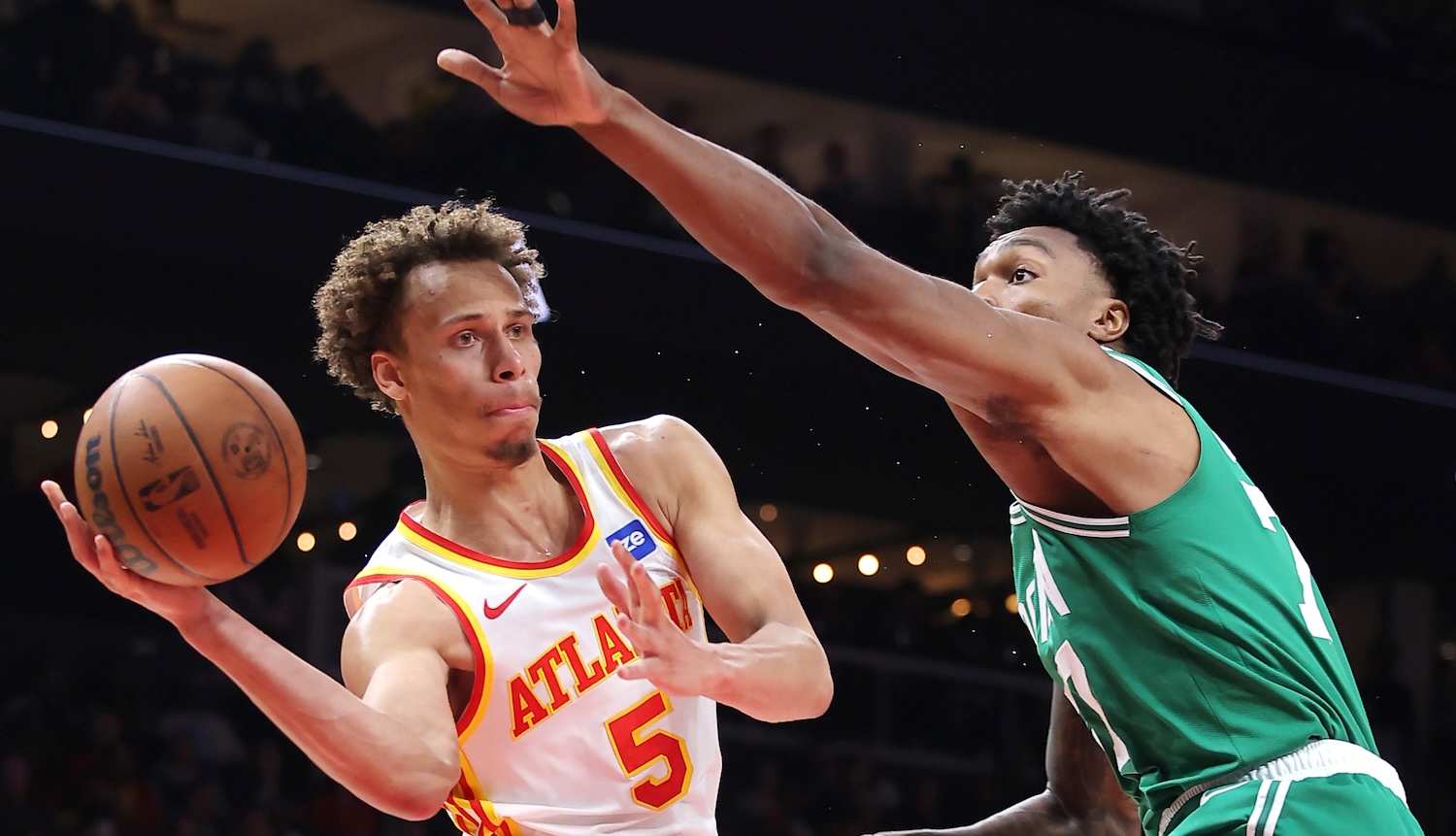 Dyson 'letting it fly' leads Hawks in biggest win of season