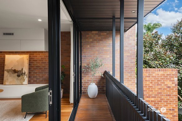 2/12 Longfellow Street, Norman Park.