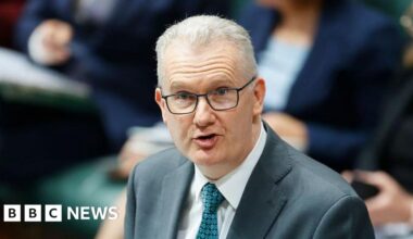 Australia bans Iranian tourists with valid visas for six months - BBC