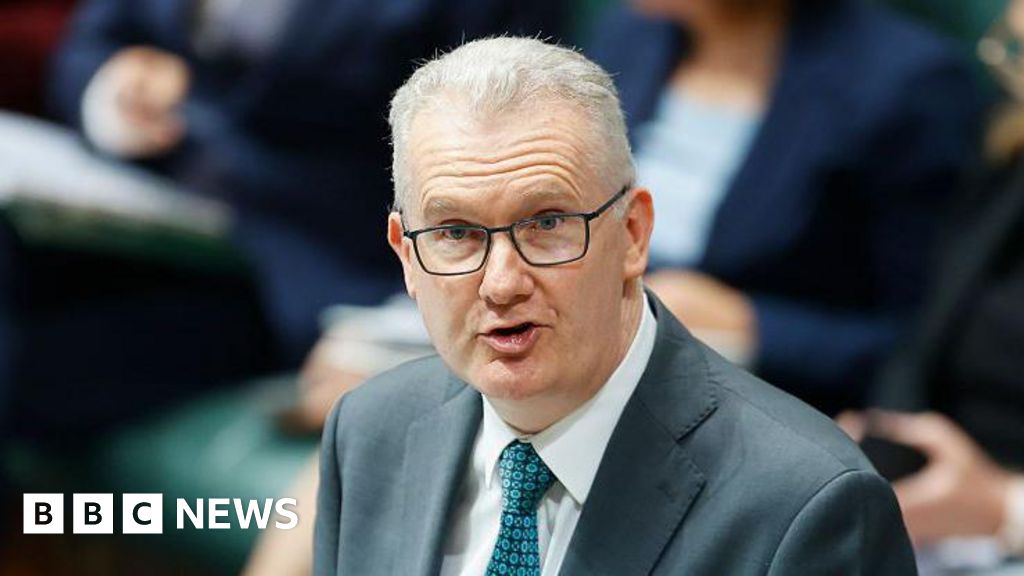 Australia bans Iranian tourists with valid visas for six months - BBC