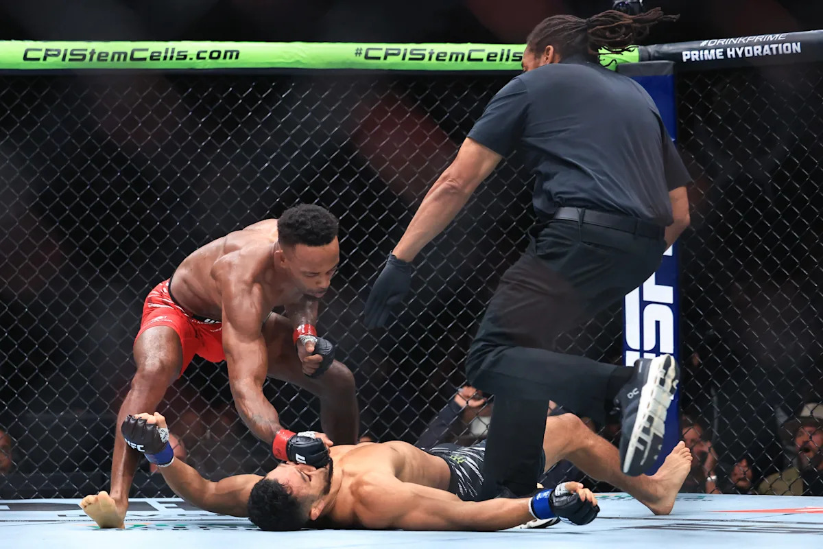 UFC London full fight: Lerone Murphy KOs Aaron Pico with perfect elbow