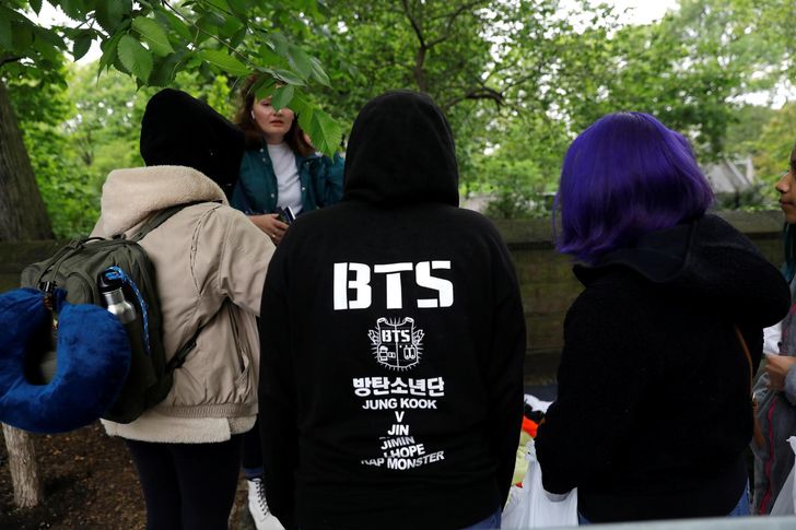 Fans of the K-Pop boy group BTS wait in the rain outside Central Park a day ahead of BTS' outdoor performance on ABC's 'Good Morning America,' New York City, May 14, 2019. Reuters-Yonhap 