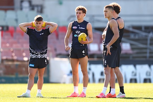 Prospective Carlton recruit Cody Walker (centre) training at the club.