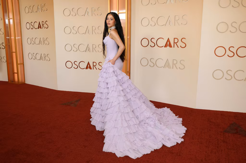 Stars bring glamour to Oscars red carpet
