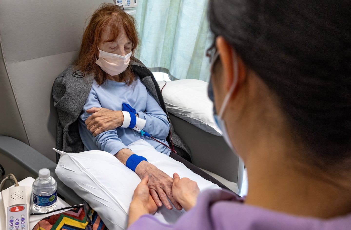 Diane Tarantino received a hand message from a volunteer as she underwent treatment at the Dana-Farber Cancer Institute in Boston, on Jun. 12.