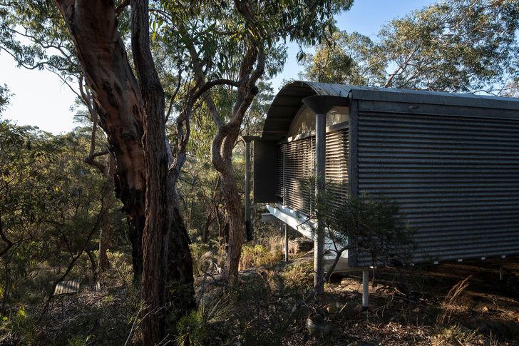 The home is clad entirely in galvanised steel – some corrugated, a material chosen for its lightness, economy and fire resistance.