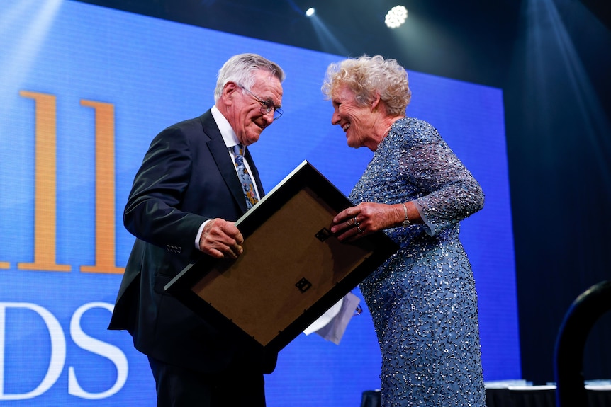 Heather Ewart presented with a lifetime achievement award