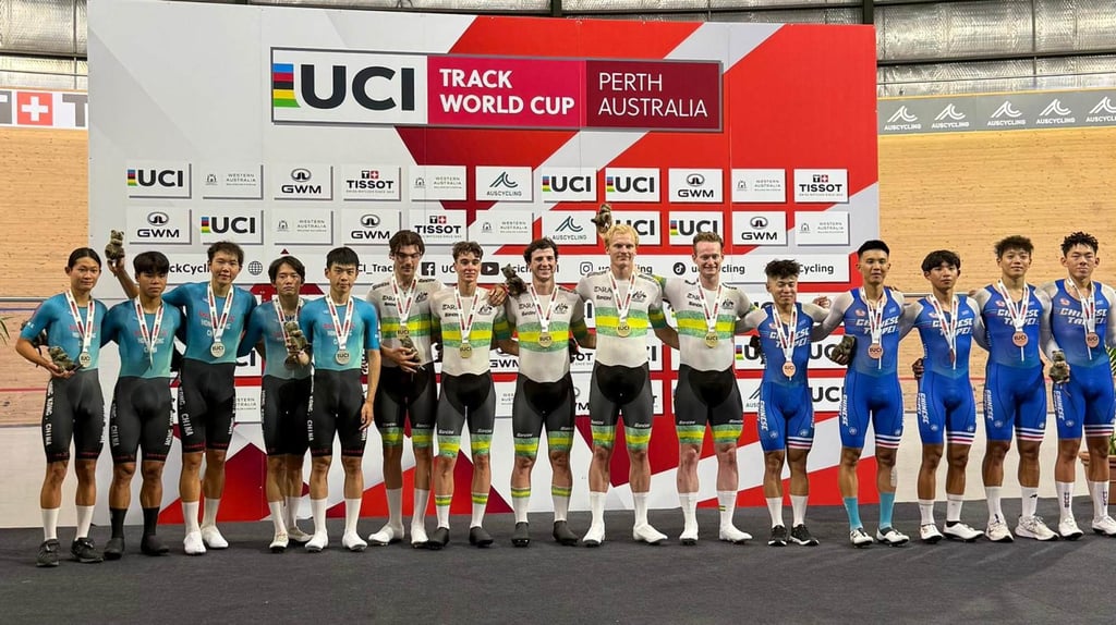 The five Hong Kong team pursuit riders display their silver medals alongside winners Australia (centre) and bronze medallists Chinese Taipei. Photo: CAHKC
