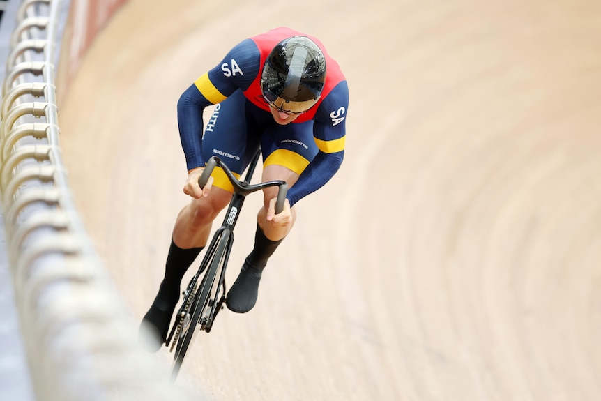 Leigh_Hoffman winds up for a sprint