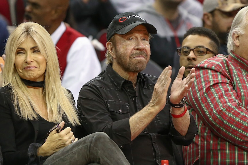 2018-11-16T035506Z_2072475040_NOCID_RTRMADP_3_NBA-GOLDEN-STATE-WARRIORS-AT-HOUSTON-ROCKETS