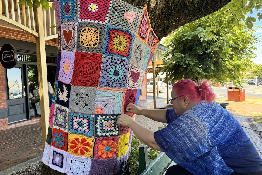 reisdent kaz ford helps construct a knitted tribute to lives lost in the daylesford crash tragedy on november 5 2023