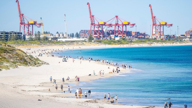 Easter Monday out and about in Perth. Crowds at Leighton Beach. Picture: Kelsey Reid