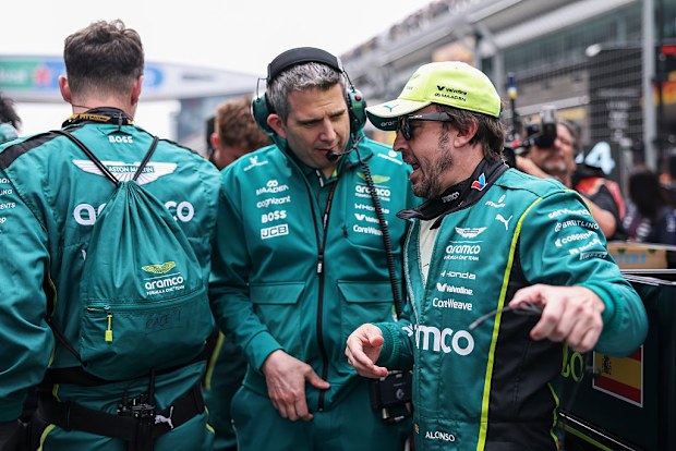 Fernando Alonso on the grid with his engineer.