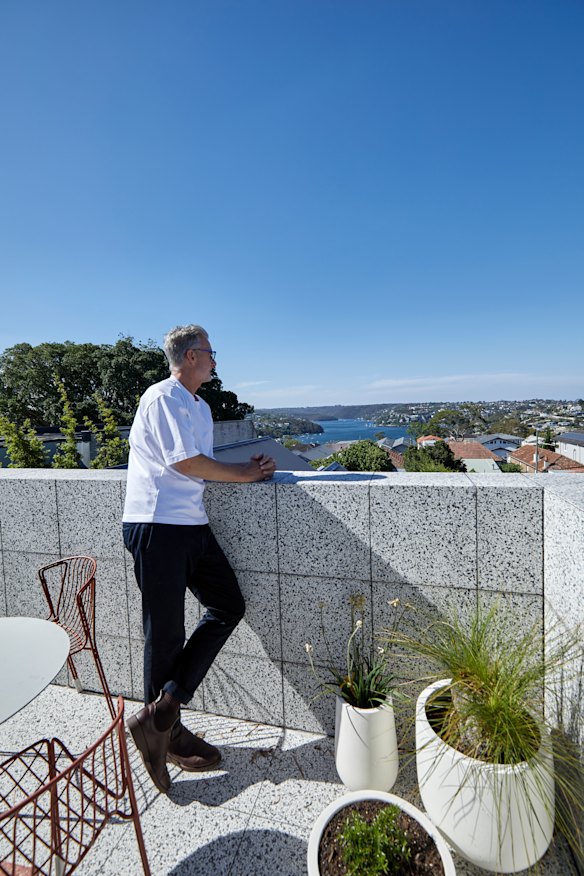 “The new roof terrace adds a whole layer of character and amenity to 
the house, including stunning views of Middle Harbour,” says Ben.
