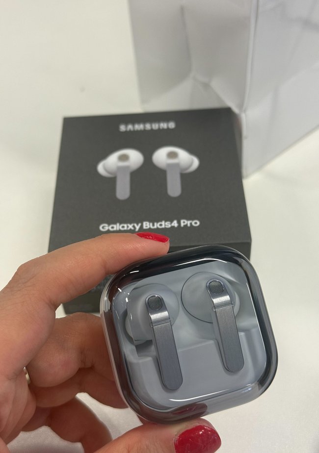 They boast a surround sound feel that is perfect for working out, commuting, working or just day-to-day listening.