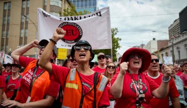 Parents warned of more disruption in pay dispute