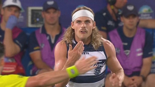 Bailey Smith complains to the umpires after a high bump.