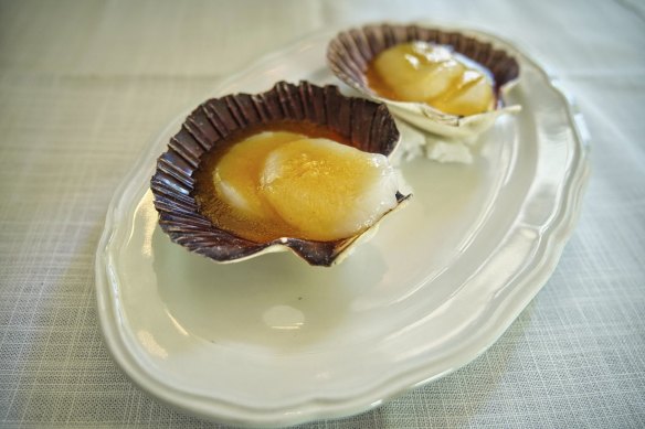 The raw scallop, peach agrodolce and creme fraiche dish at Gimlet.