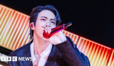 Pop megastars BTS electrify historic Seoul centre with comeback concert - BBC