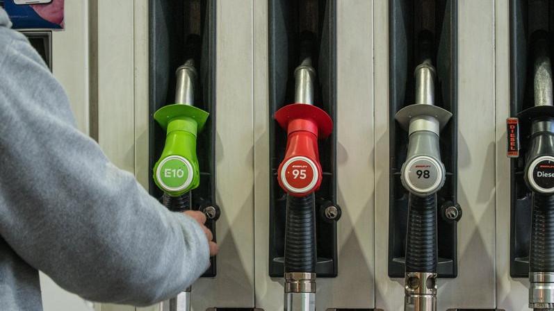 Israel-Iran war: Drivers queue across Australia amid petrol price fears but true bowser pain could be 10 days away