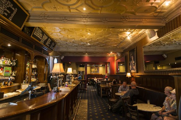 Name this historic Melbourne hotel.