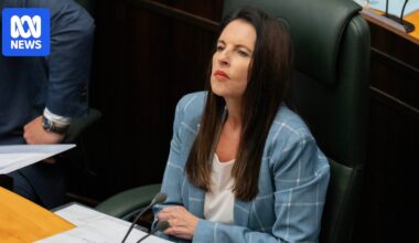 Tasmanian Racing Minister Jane Howlett faces grilling over office's knowledge of election message