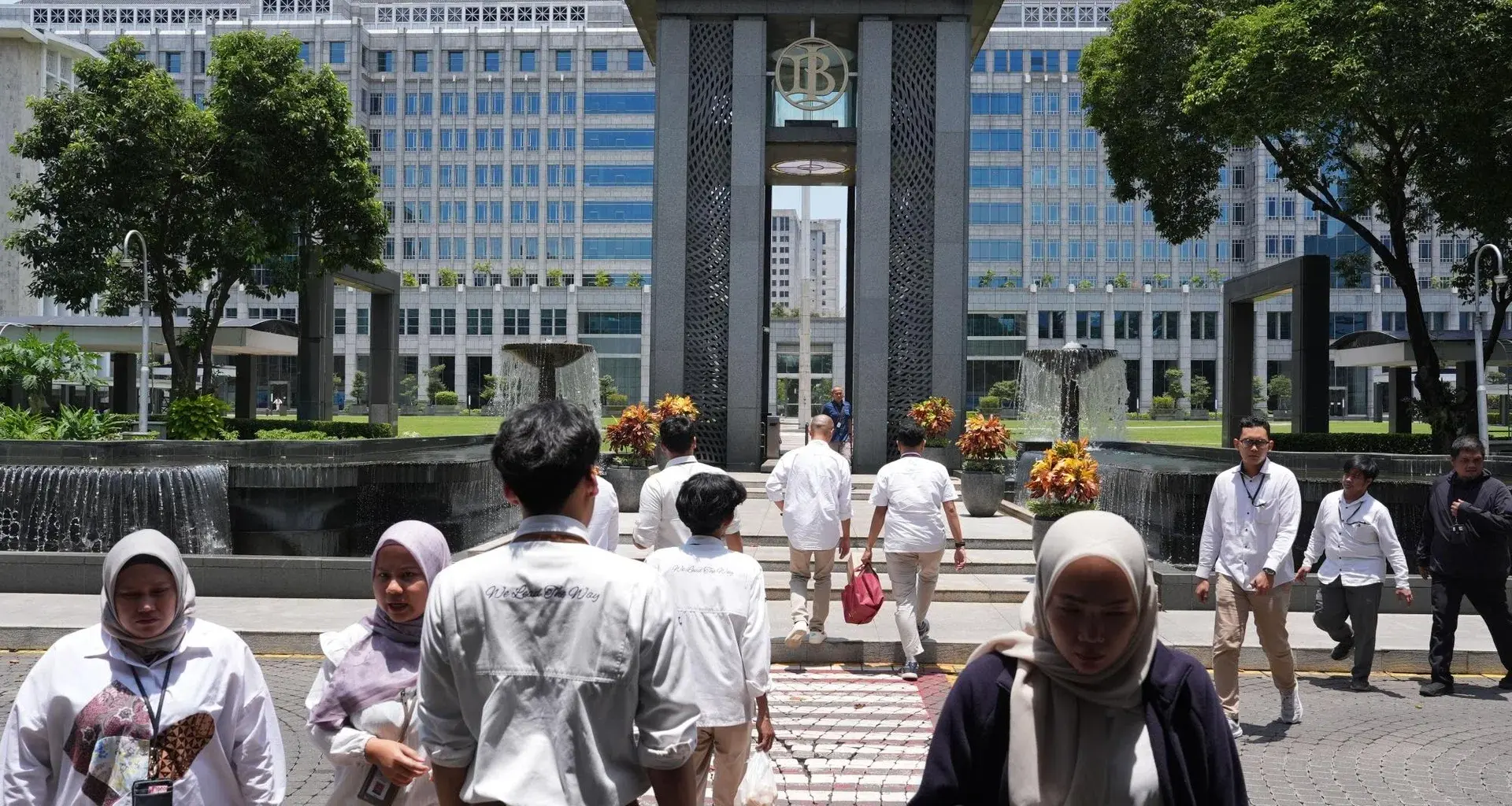 Indonesia tightens rules on dollar-buying as war spurs outflows