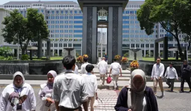 Indonesia tightens rules on dollar-buying as war spurs outflows